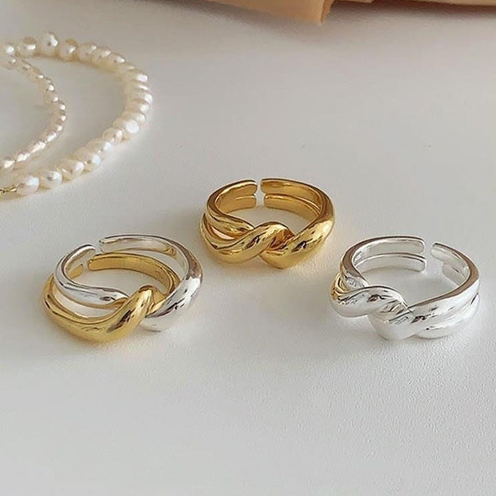 Knotted rings