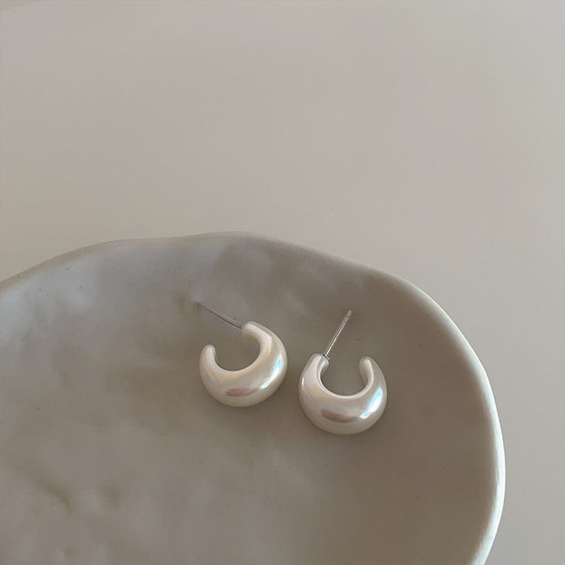 Minimalist Pearl White c-Shaped Earring