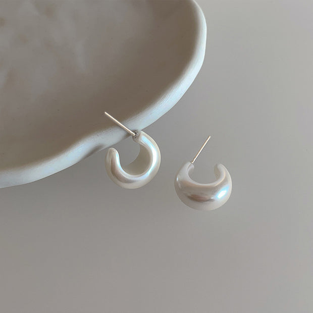 Minimalist Pearl White c-Shaped Earring