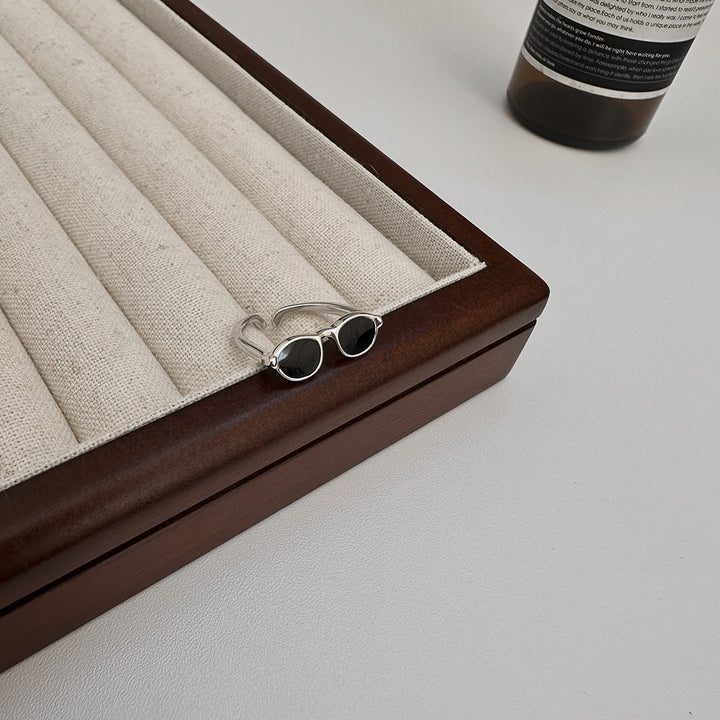 Black Enamel Glazed Glasses Ring