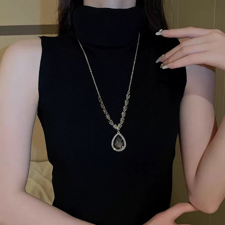 Simple drop necklace