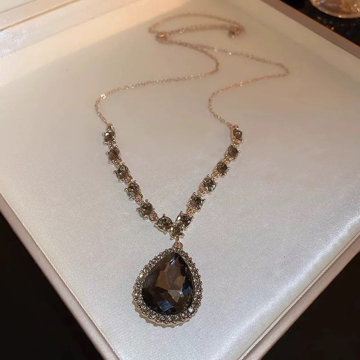 Simple drop necklace