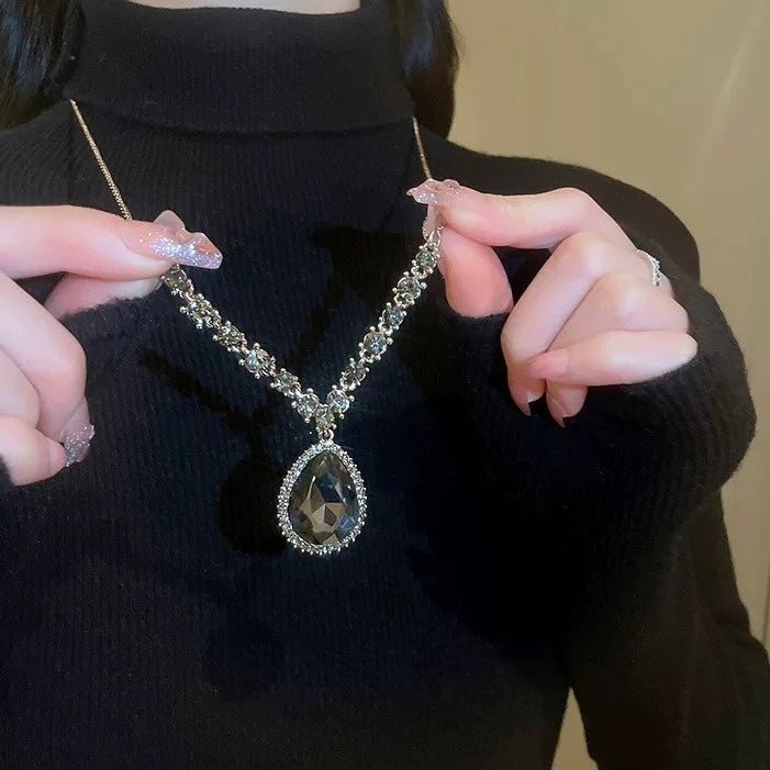 Simple drop necklace