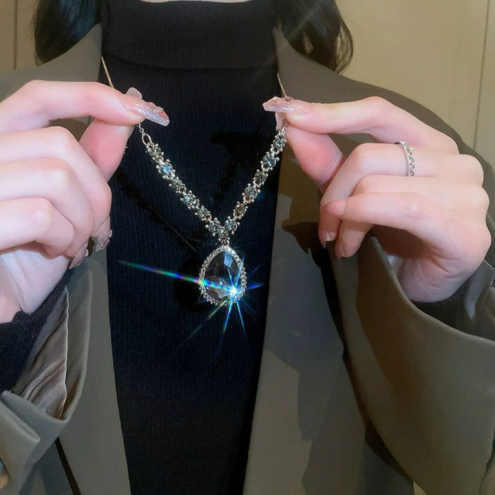 Simple drop necklace