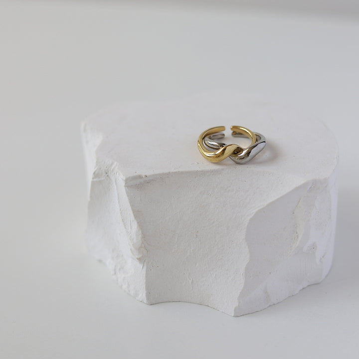 Knotted rings