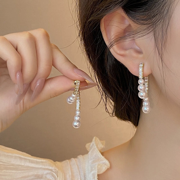 Elegant Curved Pearls Earrings