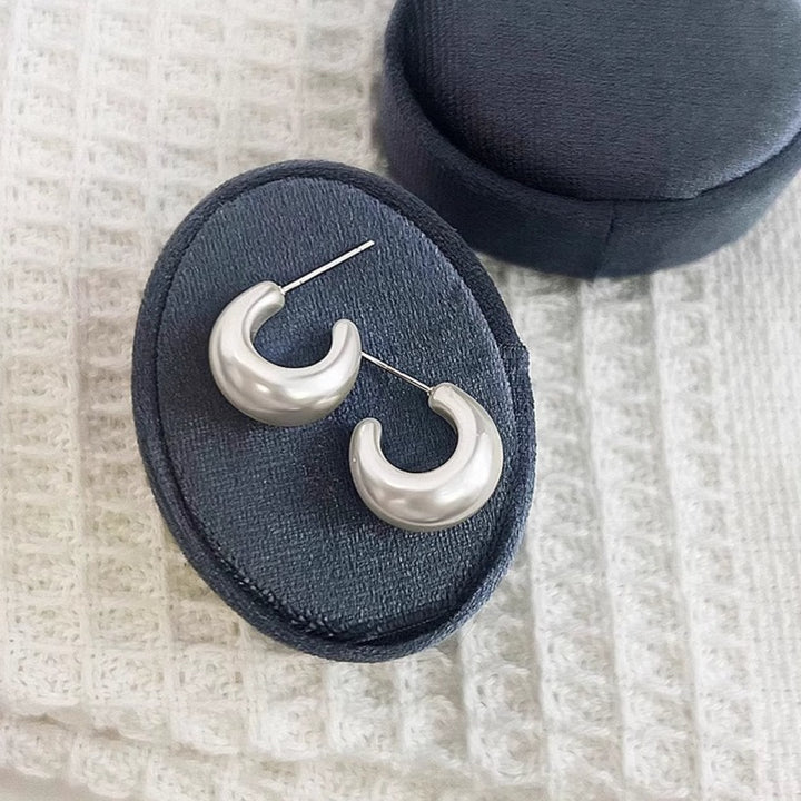 Minimalist Pearl White c-Shaped Earring