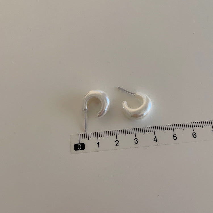 Minimalist Pearl White c-Shaped Earring
