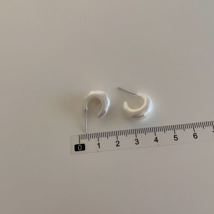 Minimalist Pearl White c-Shaped Earring