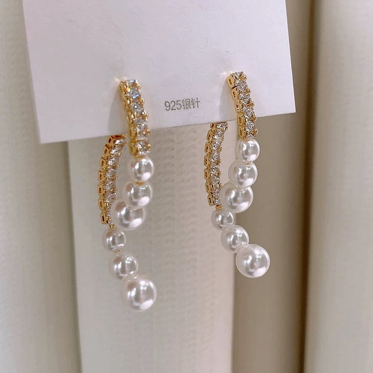 Elegant Curved Pearls Earrings