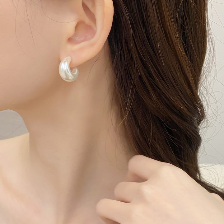 Minimalist Pearl White c-Shaped Earring