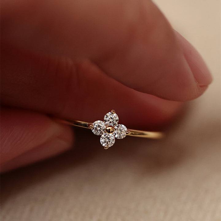 Four-Petal Zircon Bracelet
