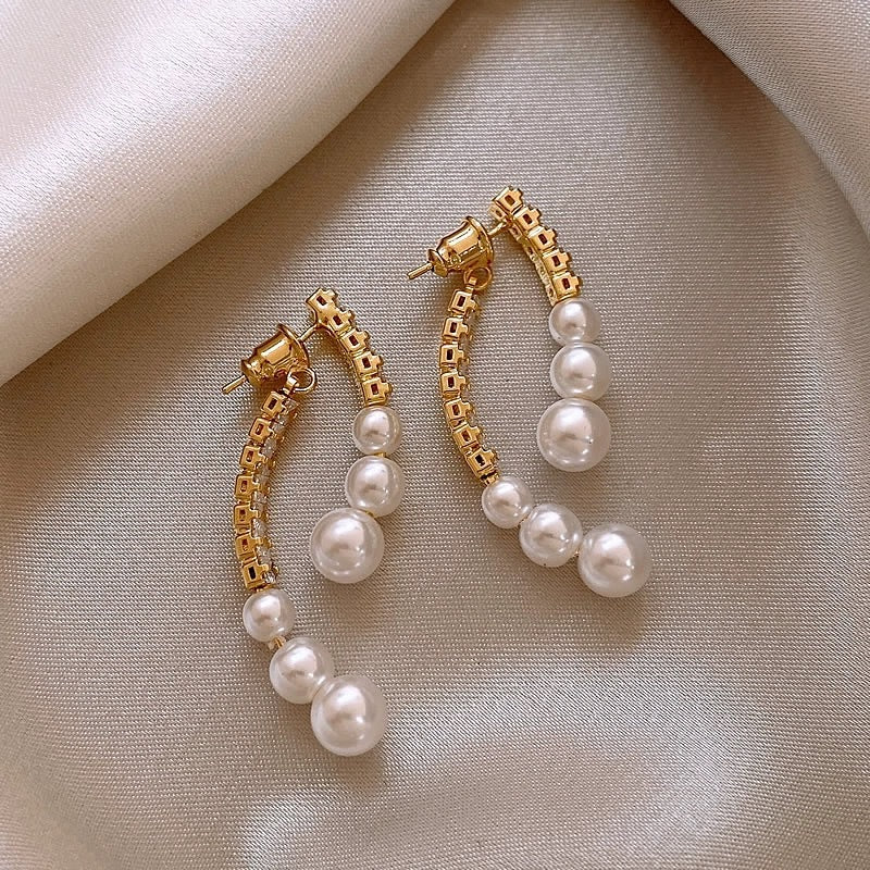 Elegant Curved Pearls Earrings