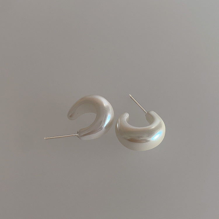 Minimalist Pearl White c-Shaped Earring