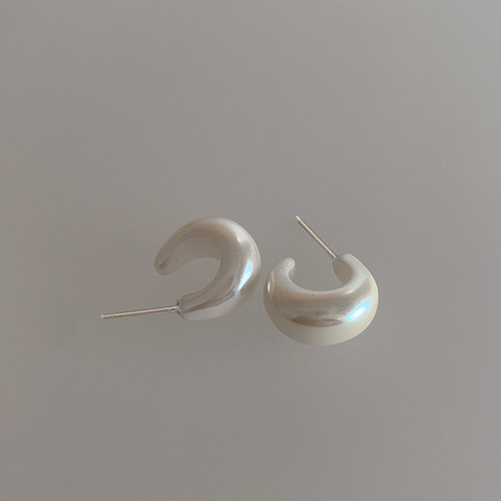 Minimalist Pearl White c-Shaped Earring
