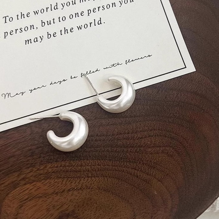 Minimalist Pearl White c-Shaped Earring