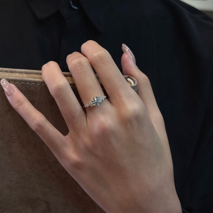 Round-Cut Moissanite Solitaire Ring — 6-Stone Side Cluster | S925 Sterling Silver