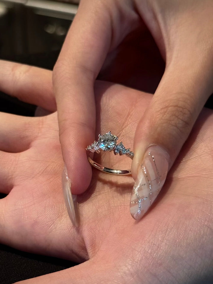 Round-Cut Moissanite Solitaire Ring — 6-Stone Side Cluster | S925 Sterling Silver