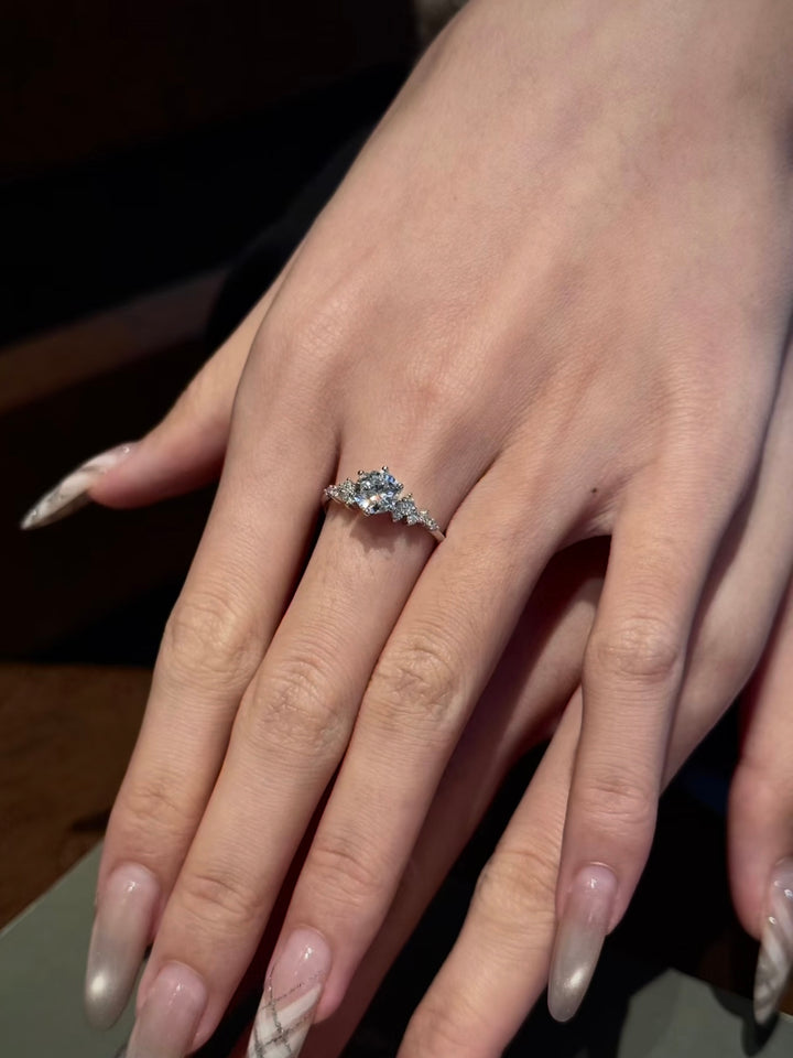 Round-Cut Moissanite Solitaire Ring — 6-Stone Side Cluster | S925 Sterling Silver