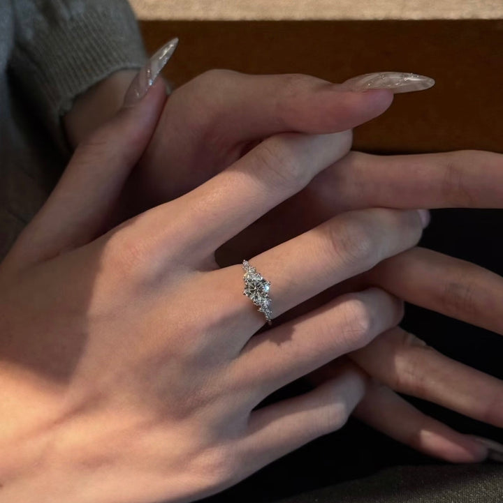 Round-Cut Moissanite Solitaire Ring — 6-Stone Side Cluster | S925 Sterling Silver