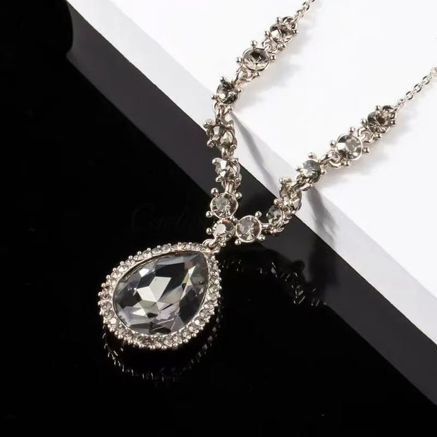 Simple drop necklace