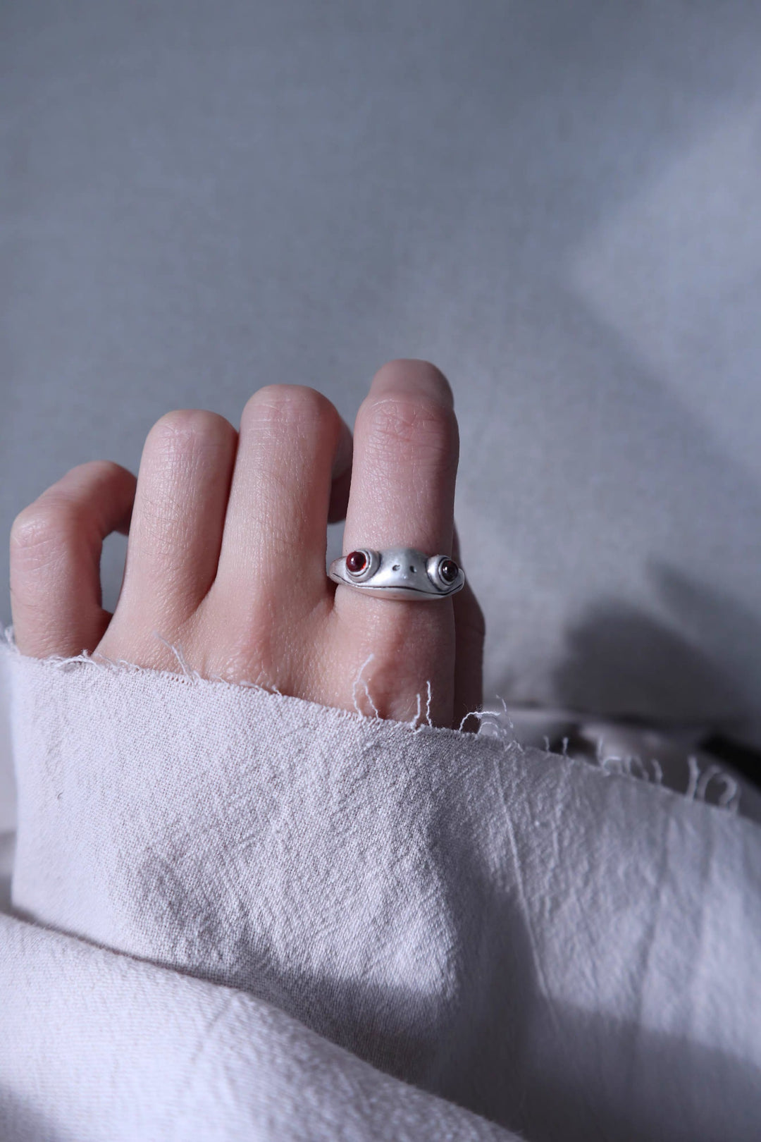 Balmora Frog Ring — Red Garnet Eyes