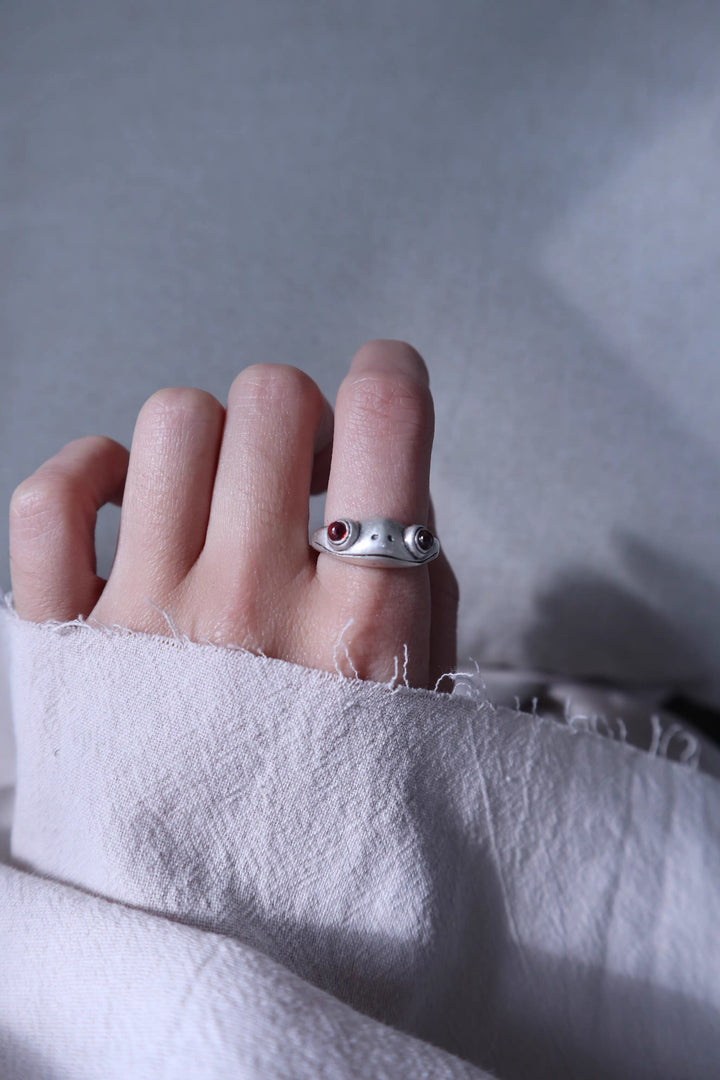 Balmora Frog Ring — Red Garnet Eyes