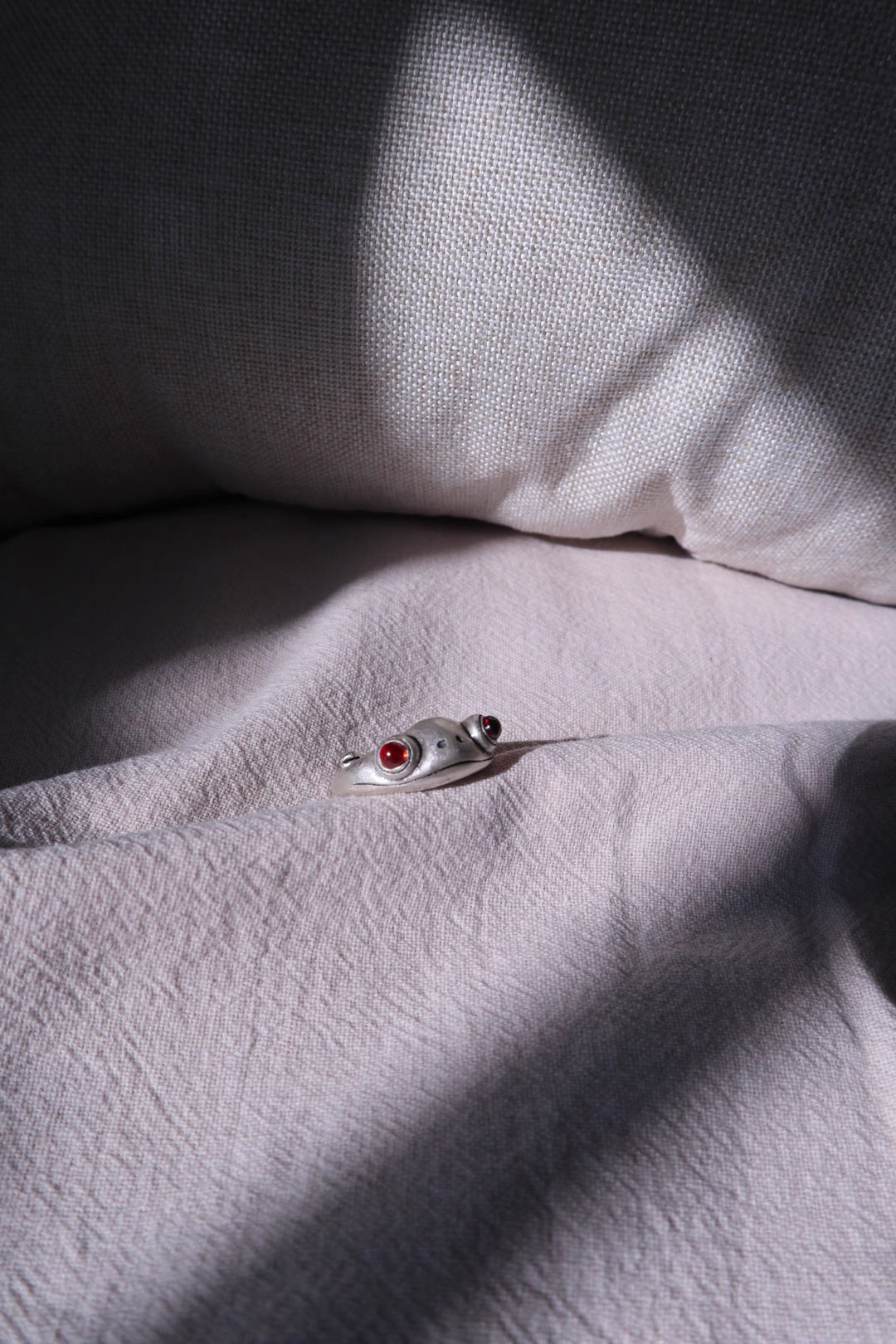 Balmora Frog Ring — Red Garnet Eyes