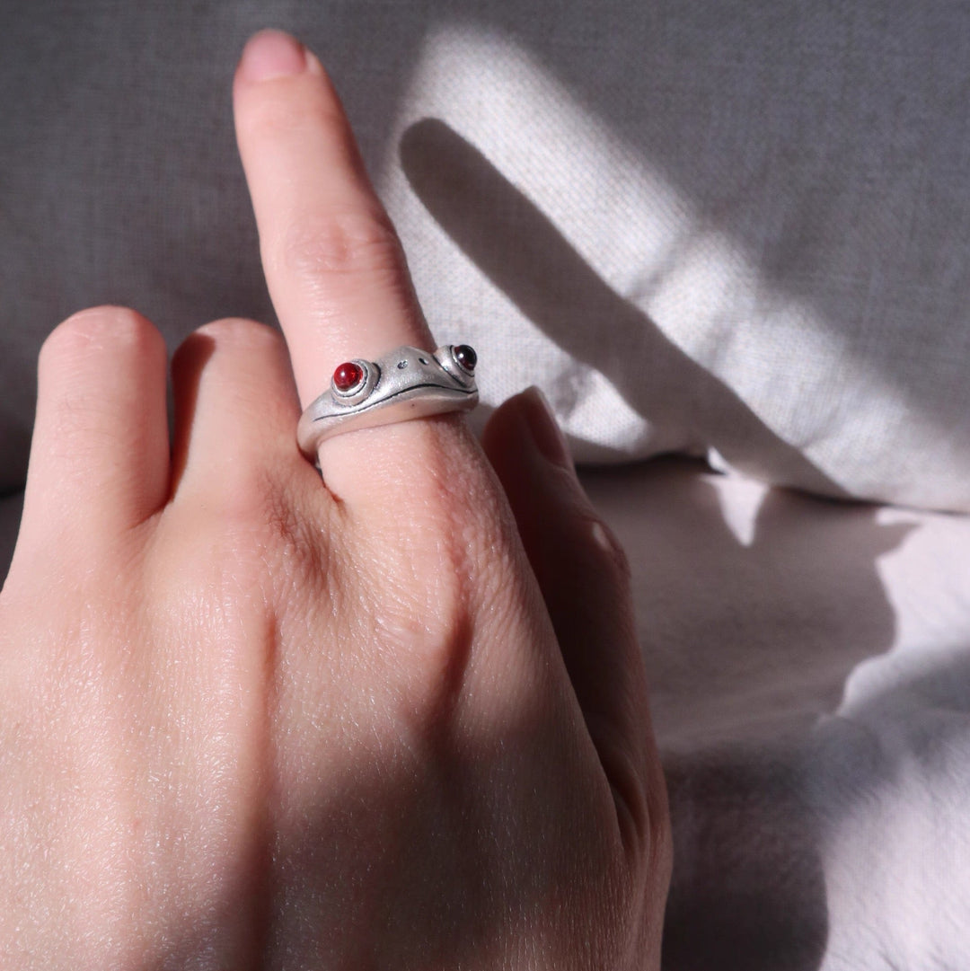 Balmora Frog Ring — Red Garnet Eyes