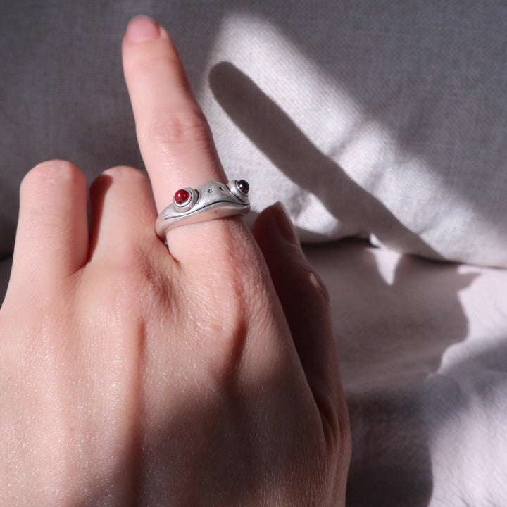 Balmora Frog Ring — Red Garnet Eyes