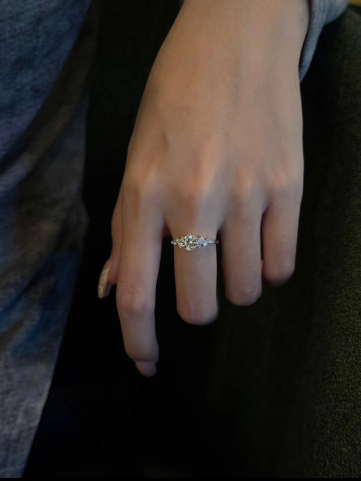 Round-Cut Moissanite Solitaire Ring — 6-Stone Side Cluster | S925 Sterling Silver