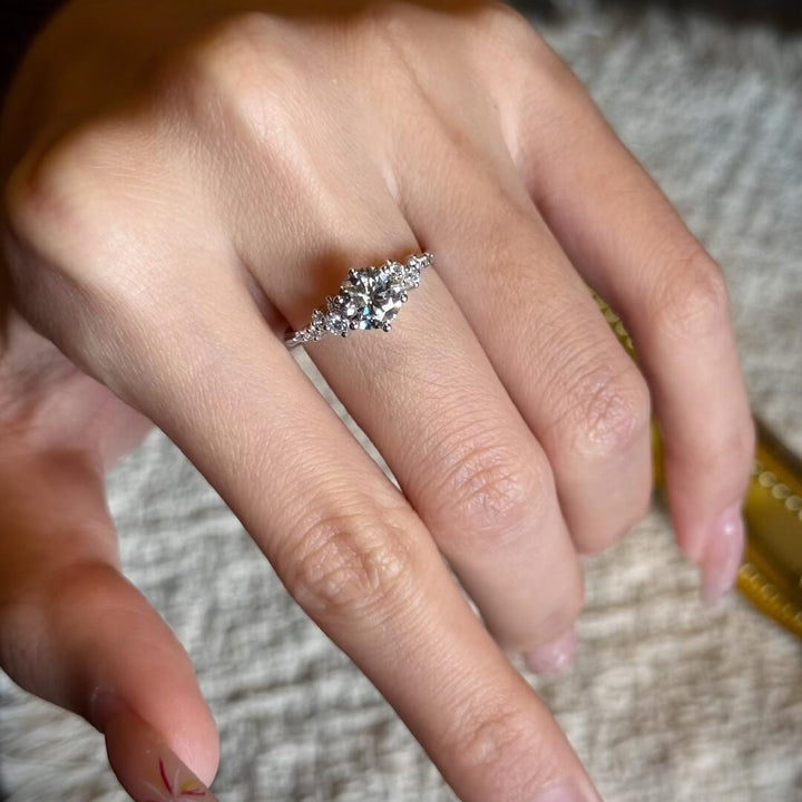 Round-Cut Moissanite Solitaire Ring — 6-Stone Side Cluster | S925 Sterling Silver