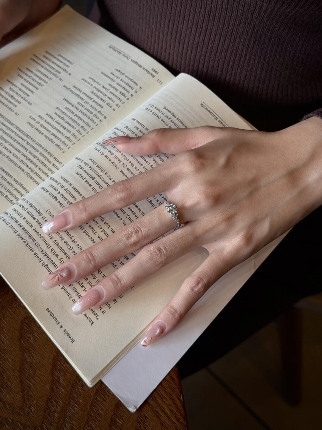 Round-Cut Moissanite Solitaire Ring — 6-Stone Side Cluster | S925 Sterling Silver