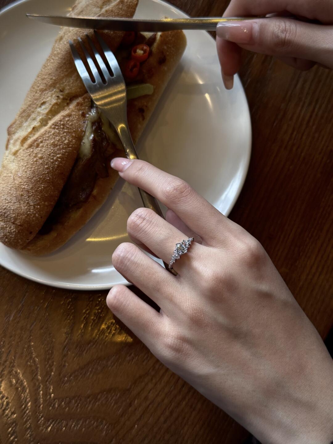 Round-Cut Moissanite Solitaire Ring — 6-Stone Side Cluster | S925 Sterling Silver