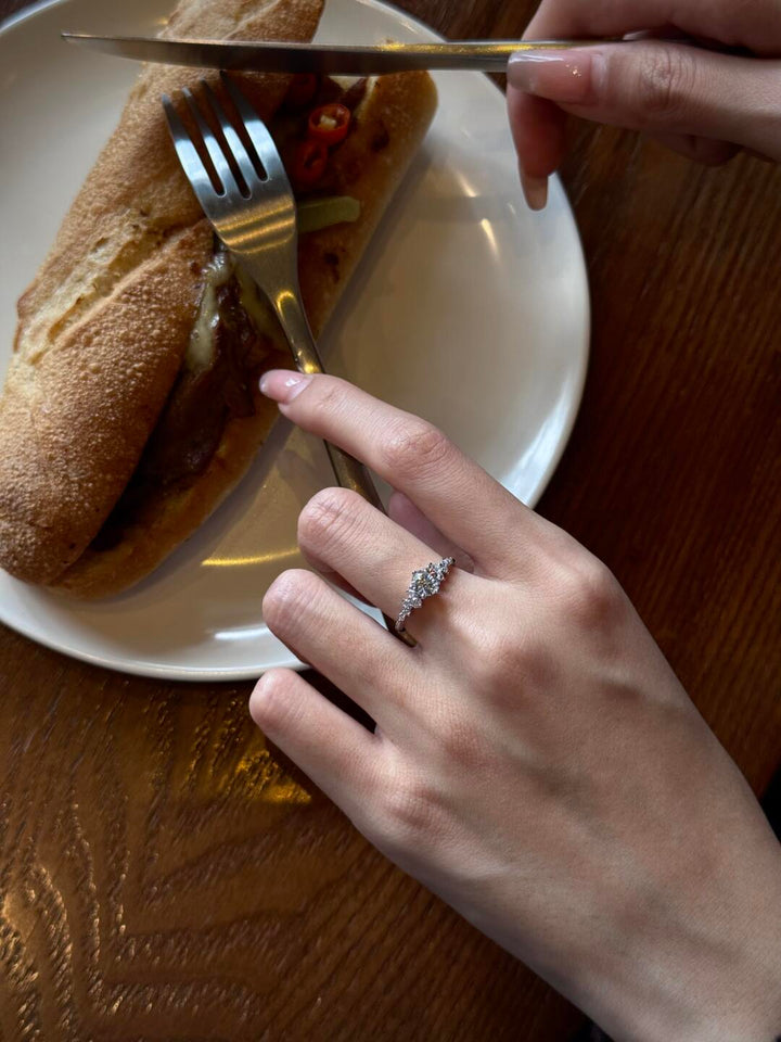 Round-Cut Moissanite Solitaire Ring — 6-Stone Side Cluster | S925 Sterling Silver