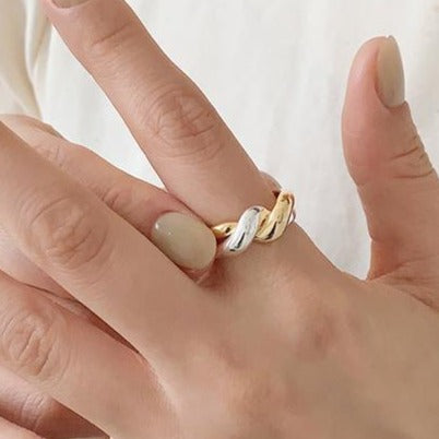 Knotted rings