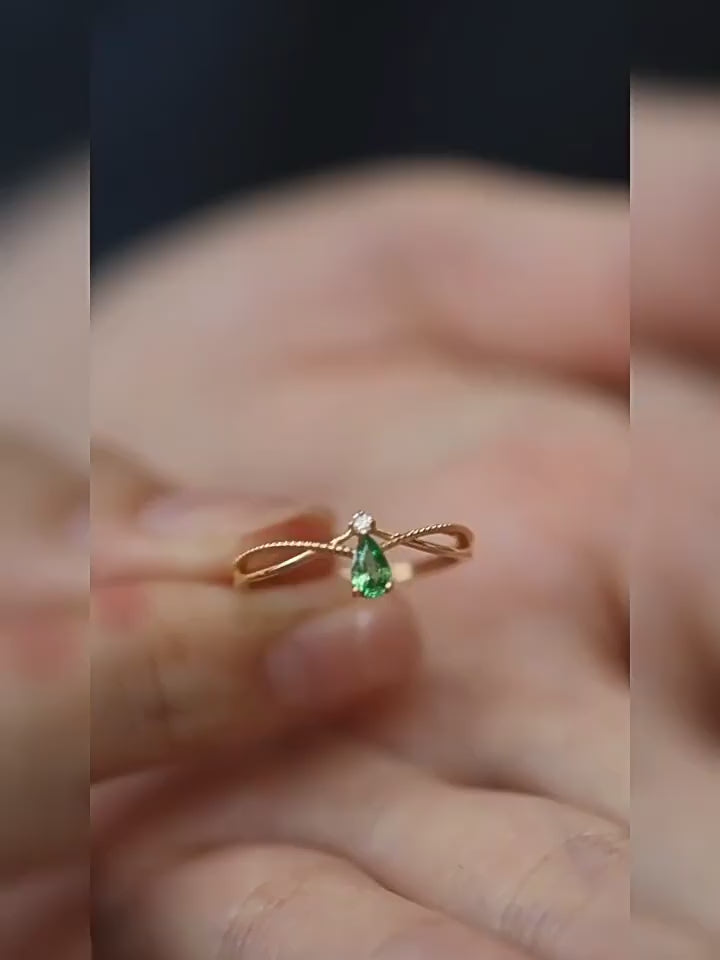 Green Teardrop Zircon Ring — Minimal Twist Band | S925 Sterling Silver