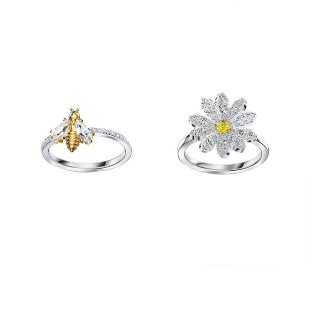 Elegant and chic daisy and bee silver ring