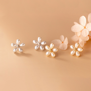 Sweet little flower earrings in 925 silver